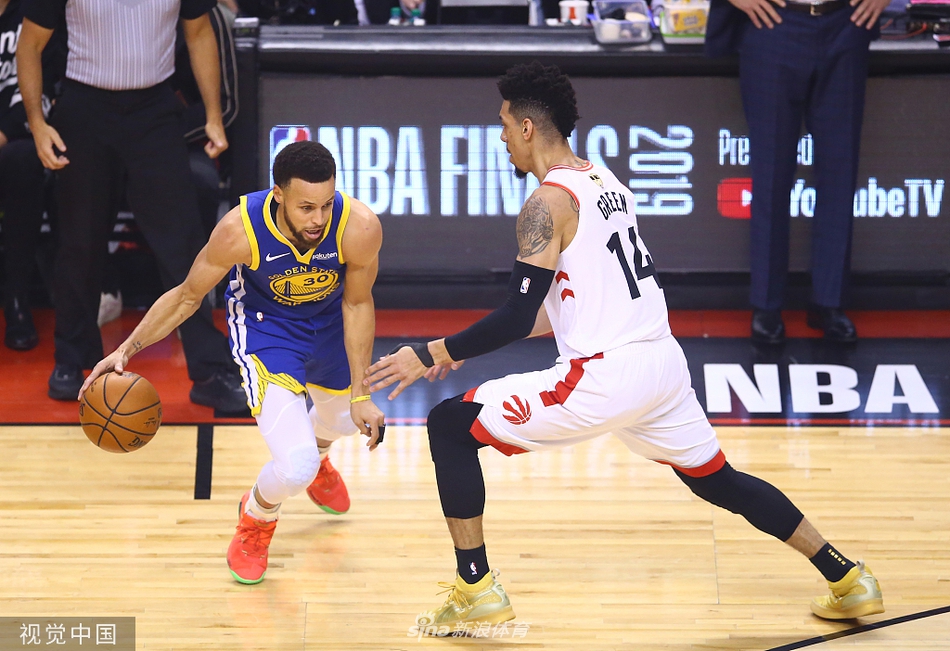 Lão tướng Andre Iguodala và quả 3 điểm oan nghiệt khiến Raptors thua ngược trên sân nhà